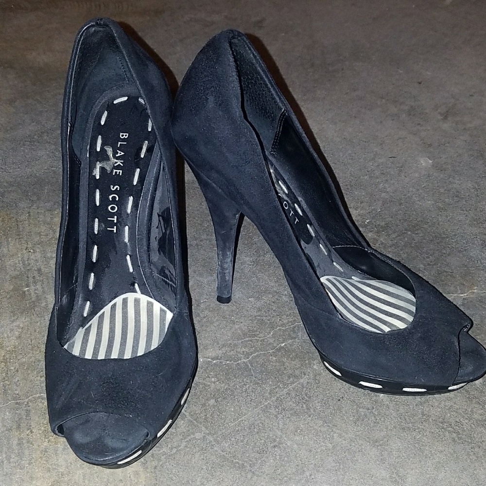 Shoes - Picture 2 of 4
